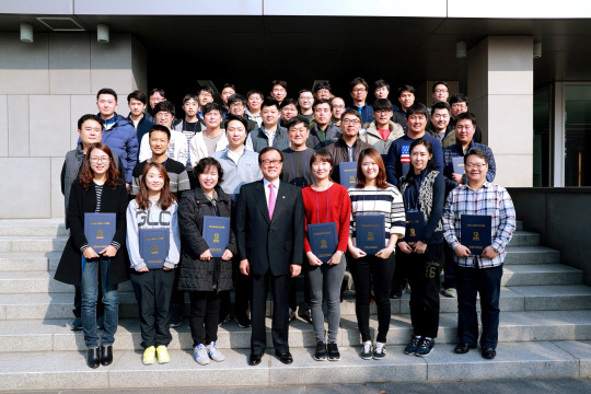 지난 16일 경기도 용인 지에스건설 연수원에서 실시된 저축은행 여신심사분석사 보수과정 연수에서 이순우 저축은행중앙회 회장과 신규 저축은행 여신심사분석사들이 기념촬영을 하고 있다. 저축은행중앙회 제공